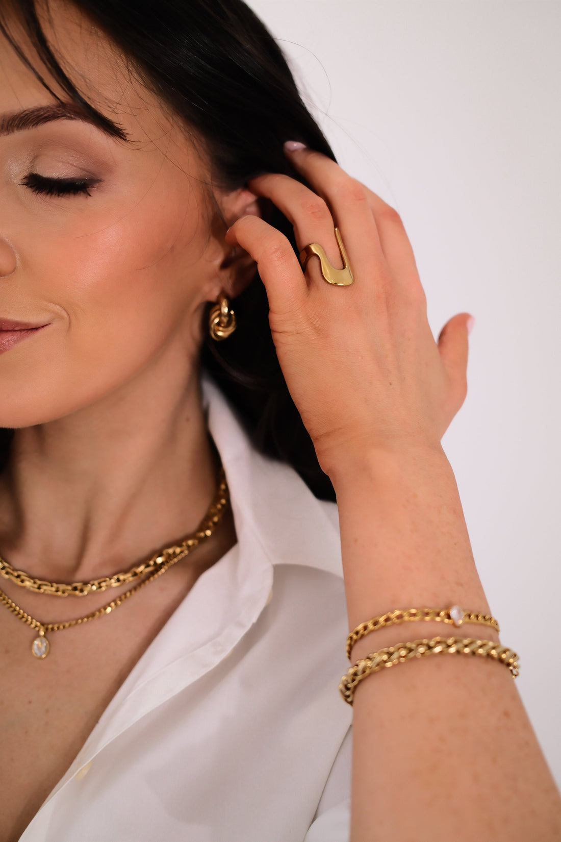 How to Layer Gold Necklace Like a Styist