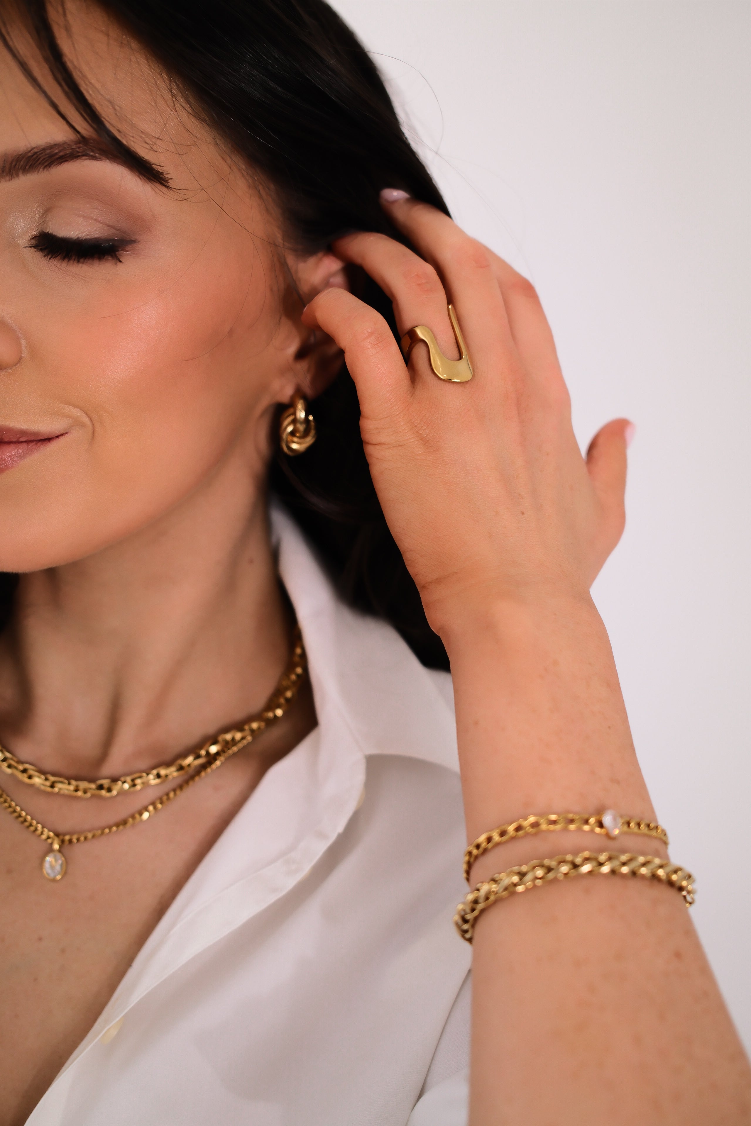 How to Layer Gold Necklace Like a Styist
